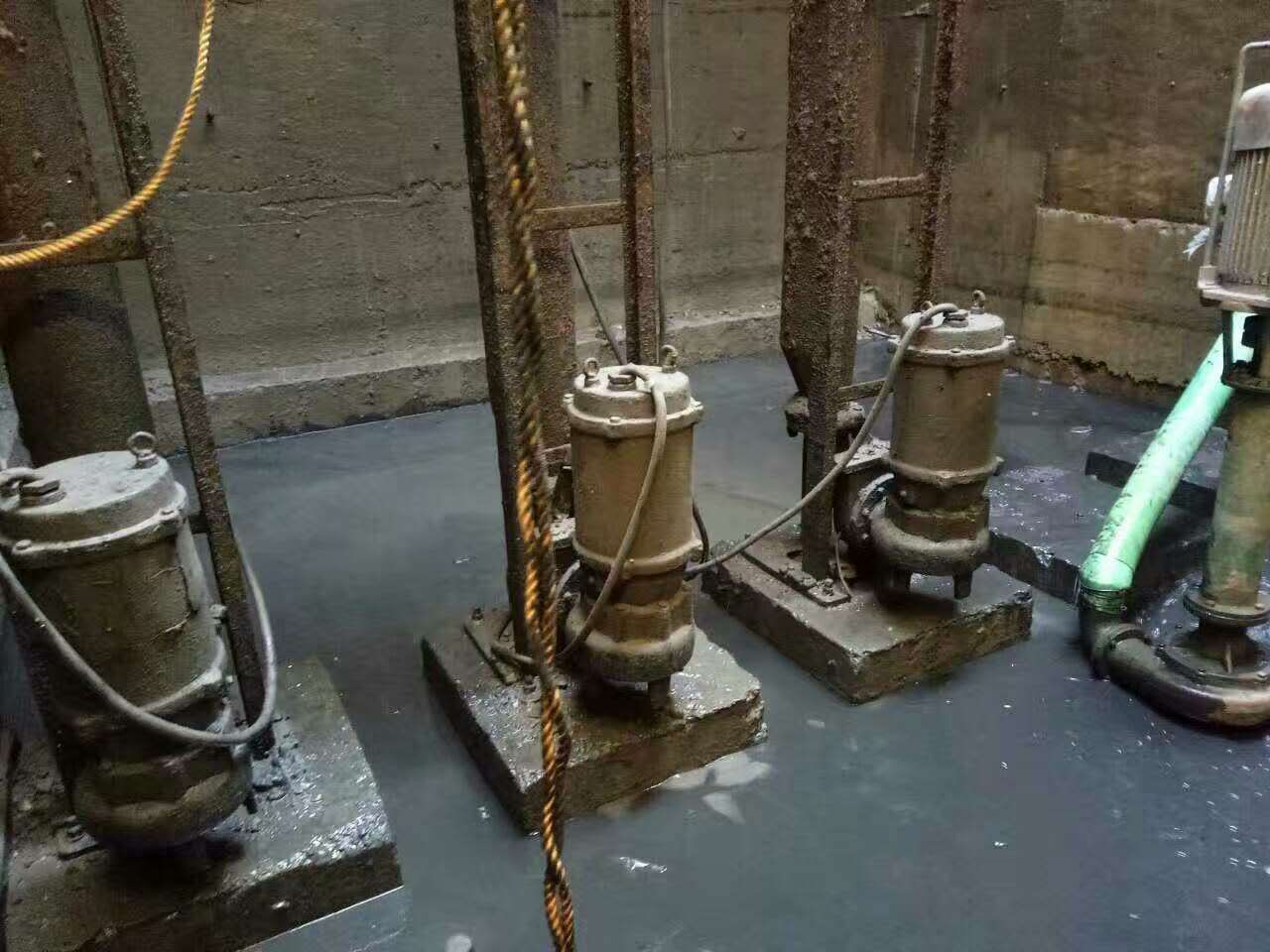 西盟污水池清理